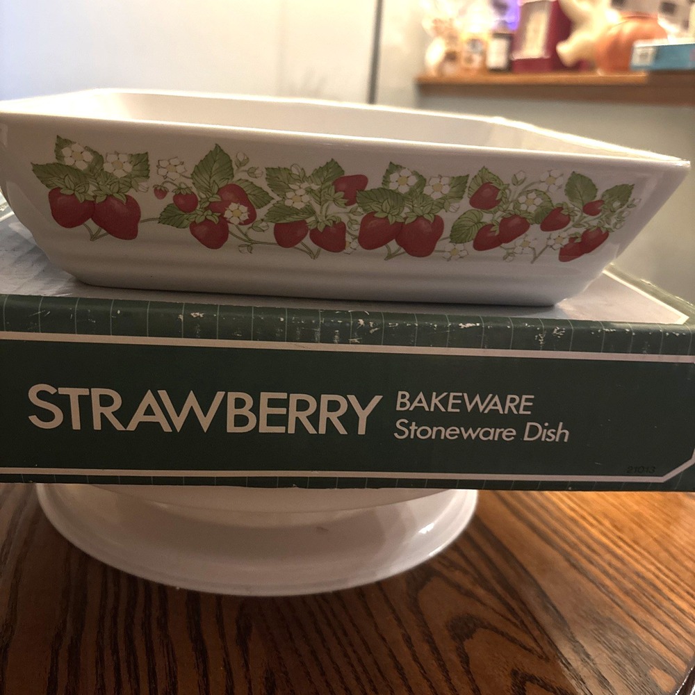 Vintage 1985 Action Industries Strawberry Casserole Dish 9x13 In Box